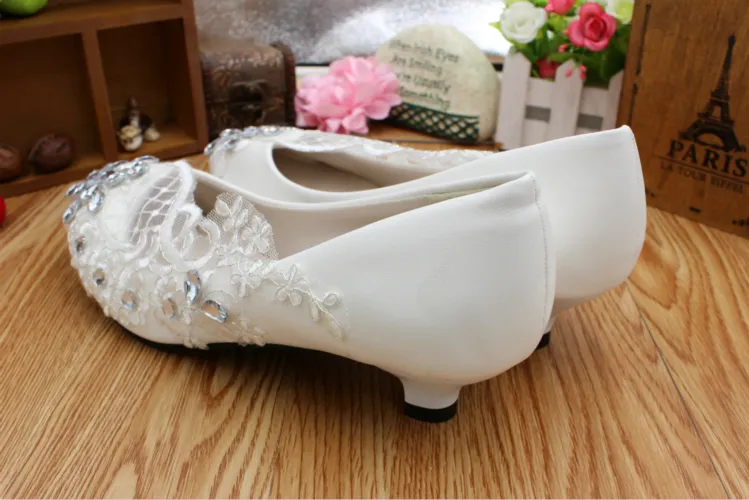 Nieuwe aankomst kristallen trouwschoenen bling wit kant bruids schoenen zoete comfortabele prom feest schoenen platte hoge hak beschikbaar 2017