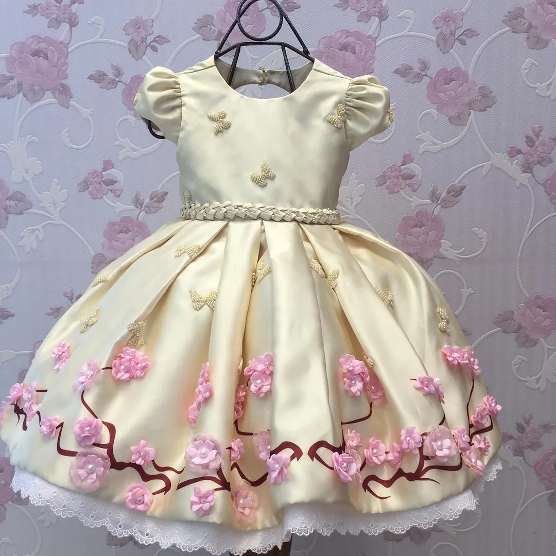 Klassische Perlen Ballkleid Blumenmädchenkleider für Hochzeiten 3D -Applikationen kleine Mädchen Festzugskleid Satin Kurzärmele erste Kommunionkleider 407