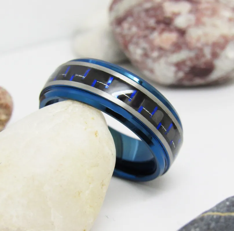 Anneau de tungstène bleu incrusté de fibres de carbone bleu et noir de 8 mm brossé pour les hommes de la mode anneau de doigt WRY-1316