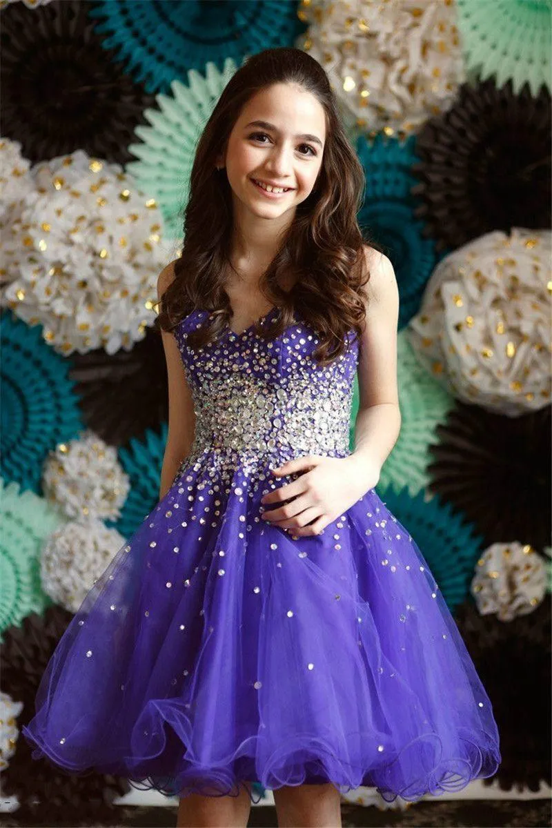 紫色のセクシーなオーガンザの女の子のページェントのドレス恋人のミニショートページェントンの飾りティーンクリスタルジュニアの花の女の子ガウン2017 8t 14tの女の子