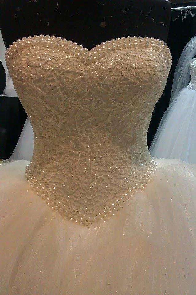 2016 Abiti da sposa personalizzati taglie forti Sexy perline con perline in pizzo Collo a cuore bianco Una linea Corsetto senza schienale Abiti da sposa Lunghezza del pavimento