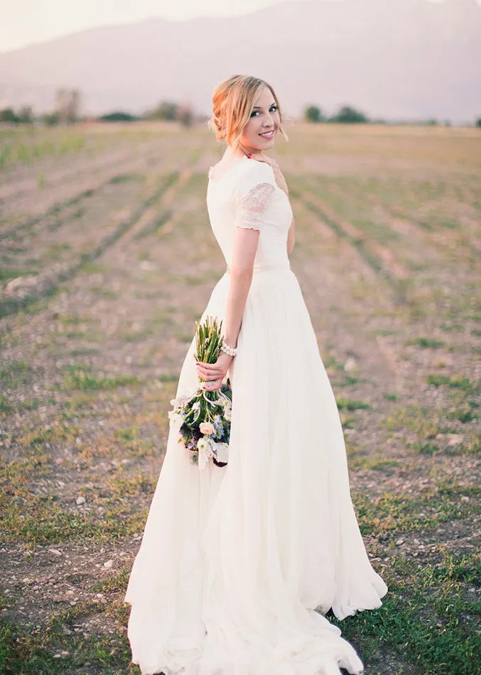 Una línea de encaje de gasa Playa Vestidos de novia modestos Mangas cortas Cuello en V Barato Simple Jardín de primavera Fiesta de bodas Vestidos de novia informales