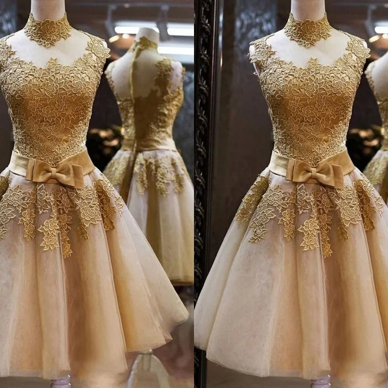 Charmiga Homecoming Dresses Gold Lace High Neck Ärmlös med Bow Waist Short Prom Gown Cocktail Party Dresses