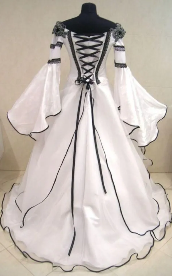 Renaissance Vintage黒と白の中世のウェディングドレスvestido de Novia Celtic Bridal Gownsフィット感とフレアスリーブの花