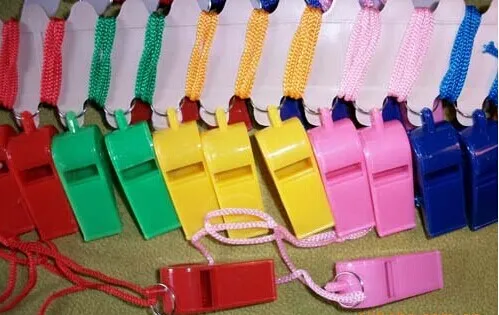 Gratis frakt / Främjande Färgrik Plast Sport Whistle Med Lanyard Många färger Blandade färger