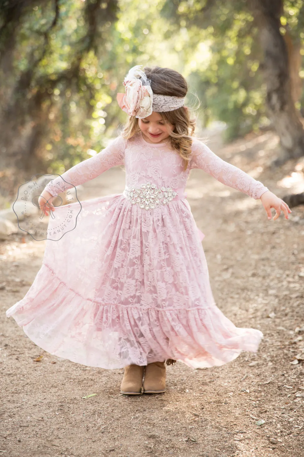 2019 Dusty Rose Flower Girls Abiti Boho Bohemian Country Beach Matrimoni con maniche lunghe Caviglia Abito da prima comunione Bambine