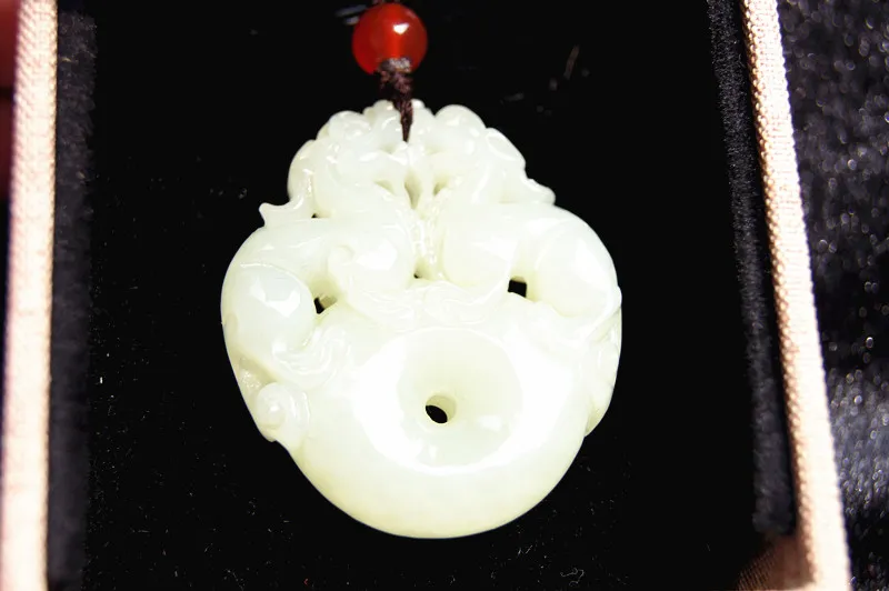 Escultura dupla face, natural e branco duplo jade tianqing brave ping ping. Pingente de colar de amuleto vintage