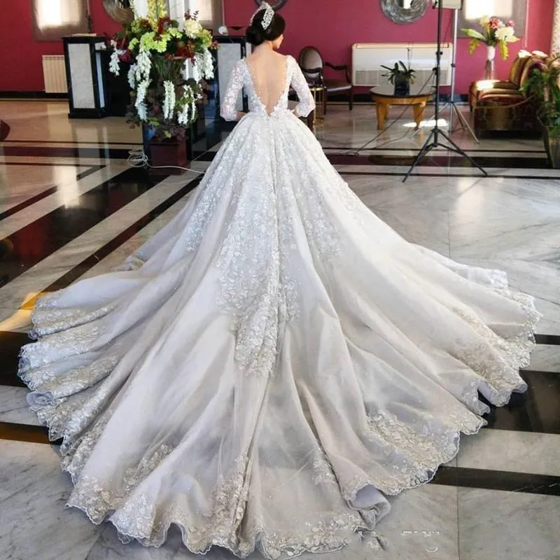 Retro Arabic Style Wedding Dresses V Neck Half Long Sleeves Luxury 3D Floral Appliques Cathedral Train Backless Bridal Gowns vesti295q