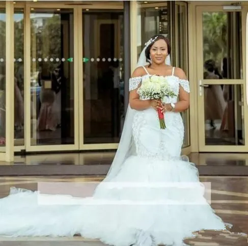 Sexy afrikanische Plus Size Kathedrale Zug Meerjungfrau Brautkleider 2019 Modest Off-Shoulder Luxus Kristall Rüschen Kirche Brautkleider 80528