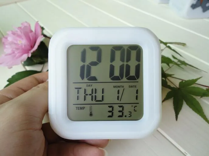 Rédacteur d'alarme numérique LED GLOWS Corloges Thermomètre Thermomètre Horloge de table colorée avec calendrier 6654254