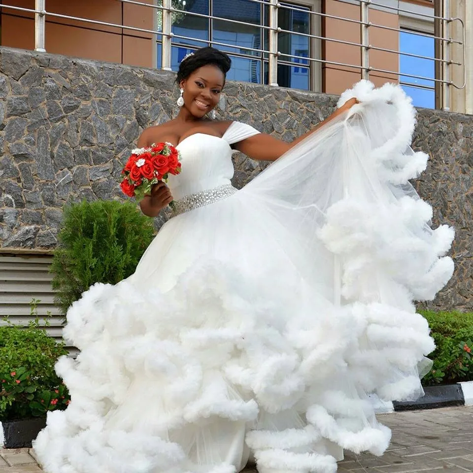 Incroyable robes de mariée robe de bal à plusieurs niveaux avec ceinture perlée sur l'épaule chérie cou robe de mariée chapelle grande taille robes de mariée en tulle