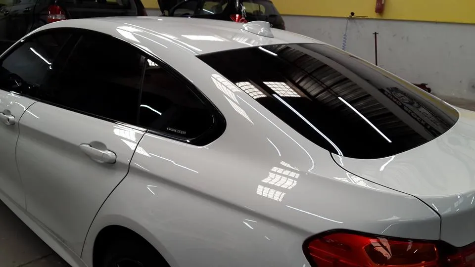 White Gloss White Vinyl Car Wrap Błyszczący biały folia z bąbelkiem powietrza za darmo do pojazdu na naklejkę rozmiar 1,52x30 m/rolka 5x98 stóp