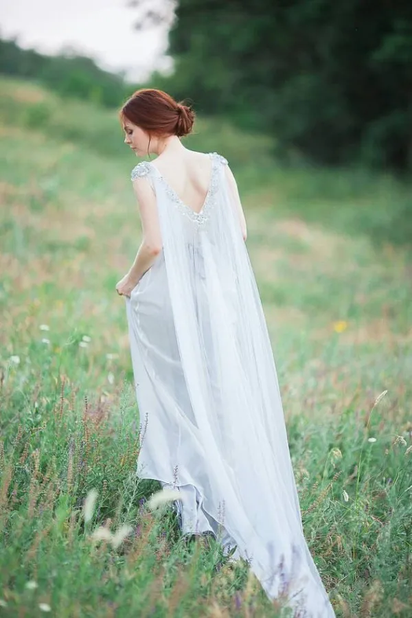 Abito da sposa romantico da fata Una linea bohémien con schiena aperta Abiti da sposa Scollo a barchetta trasparente con perline Treno fluente Abito da sposa vintage da spiaggia