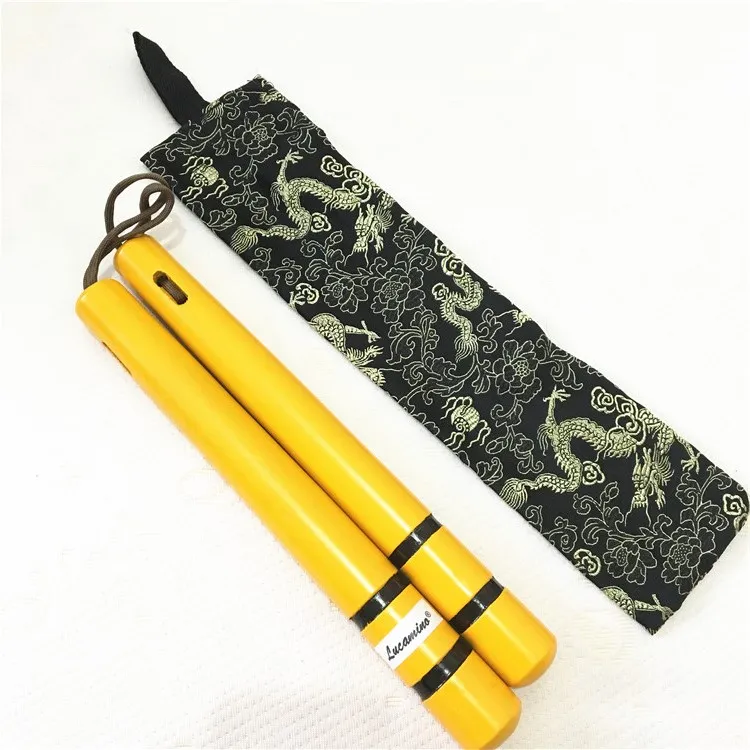 Vente chaude Brand New Bruce Lee jaune en bois Nunchakus d'arts martiaux Kungfu chinois joué dans des nunchunks de corde de film pour débutant avec sac