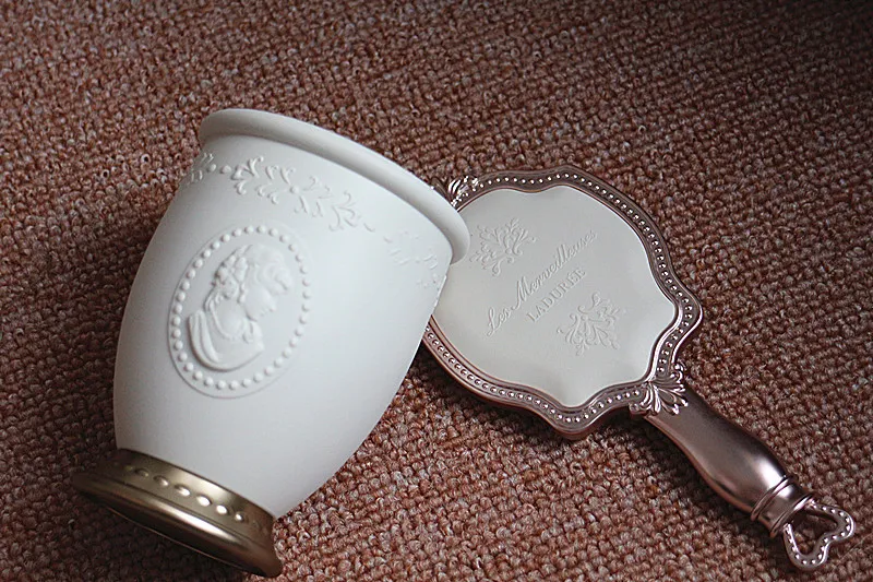 Laduree Les Merveilleusesブランドメイクアップブラシホルダー貯蔵化粧品メイクアップブラシケースエンボスマギンブランド