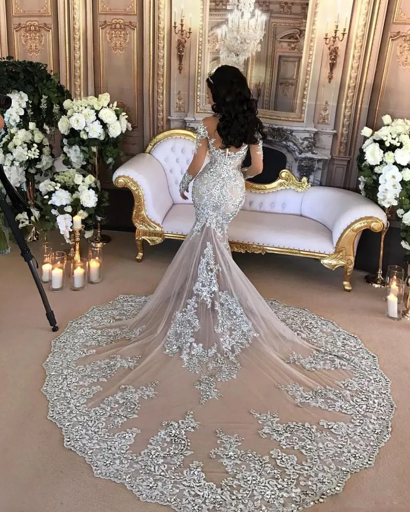 Splendidi abiti da sposa in cristallo di lusso a sirena con applicazioni di collo alto e perline, abiti da sposa a maniche lunghe, abito da sposa con strascico da cappella trasparente