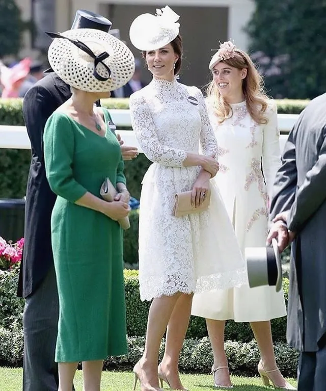 Charmante dentelle blanche robes de bal courtes avec manches longues col haut robes de soirée A-ligne longueur au genou Kate Middleton robe formelle