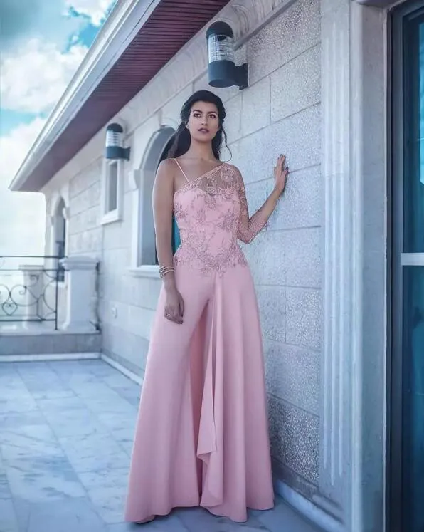 Arabisch 2018 Rosa Satin Chiffon Ein-Schulter-Langarm-Jumpsuit-Kleider Party-Abendgarderobe Bescheidene formelle Kleider nach Maß EN9295