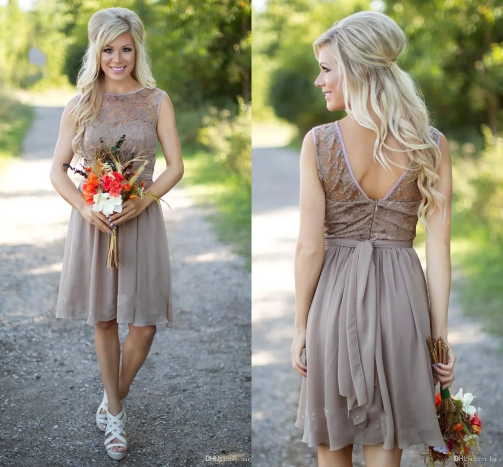 Billiga Country Style Bridesmaid Dresses Jewel Neck Sheer Lace En Linje Knä längd Sommarstrand Champagne Plus Storlek Maid of Honor Party Gowns