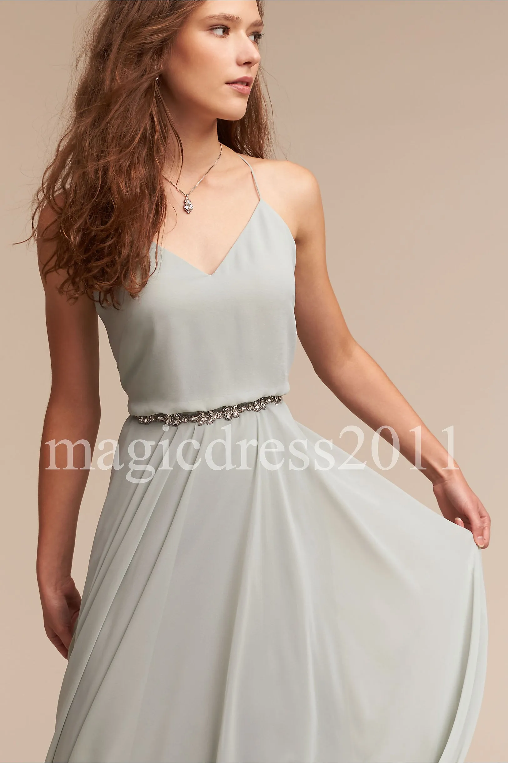 2019 Billiga En Linje Chiffon Bridesmaid Dresses Deep V-Neck Backless Bröllop Gästklänningar Maid of Honor Dresses Custom Made