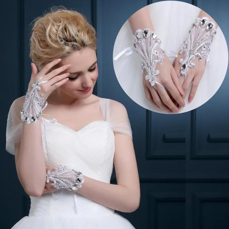 Fashion Crystals Lace Bridal Gloves Wrist Length Fingerless Wedding Gloves Beaded Rhinestones Formal Party Short Glove