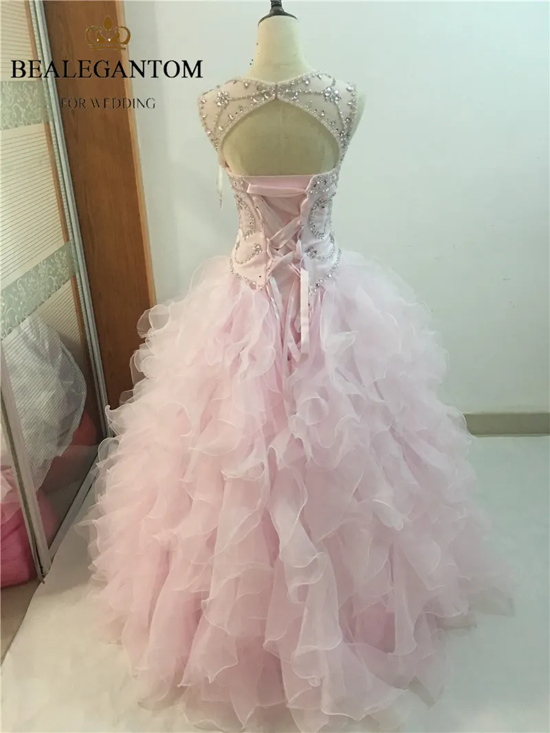 2017 Sexig Rosa Backless Crystal Ball Gown Quinceanera Klänningar med Sequined Beading Plus Storlek Sweet 16 Dresses Vestido Debutante Gowns BQ35