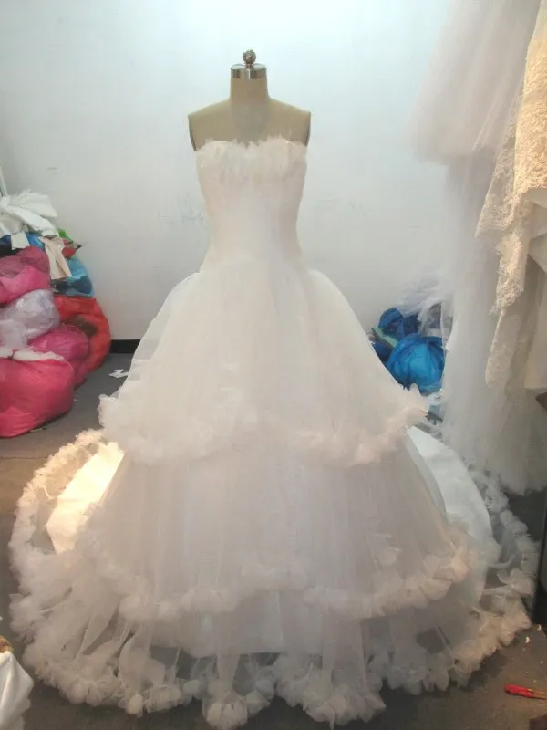 Real Photos Ball Gown Wedding Dresses Sleeveless Sweetheart Feather Embellished Ruffles Edge Tiered Bridal Gowns Lace-up Back with Train