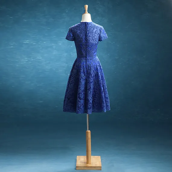 Kraliyet Mavi Dantel Mütevazı Nedime Elbiseler ile Cap Kollu A-Line Diz Boyu Vintage Boho Düğün Nedime Elbiseler Custom Made