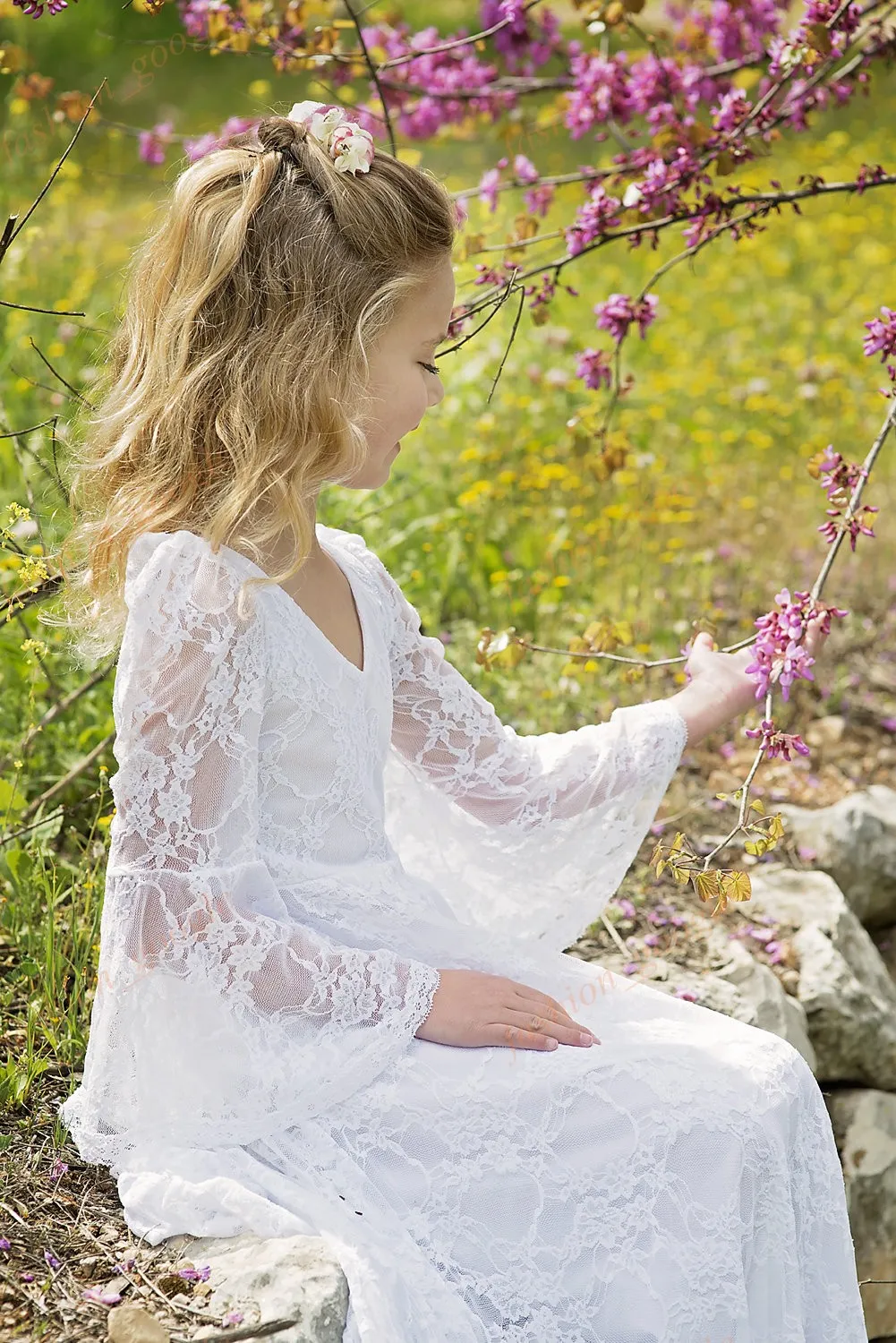 Abiti da ragazza di fiore Boho Chic 2017 Abito da damigella d'onore junior a maniche lunghe vintage Lunghezza pavimento Abito bohémien da prima comunione bambine