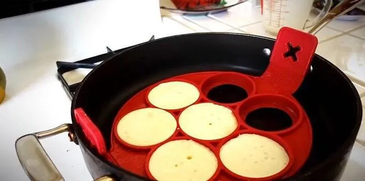 Antiaderente Flippin 'Fantastico silicone antiaderente Perfect Pancakes Maker Egg Ring Maker Utensili da cucina Stampi torte