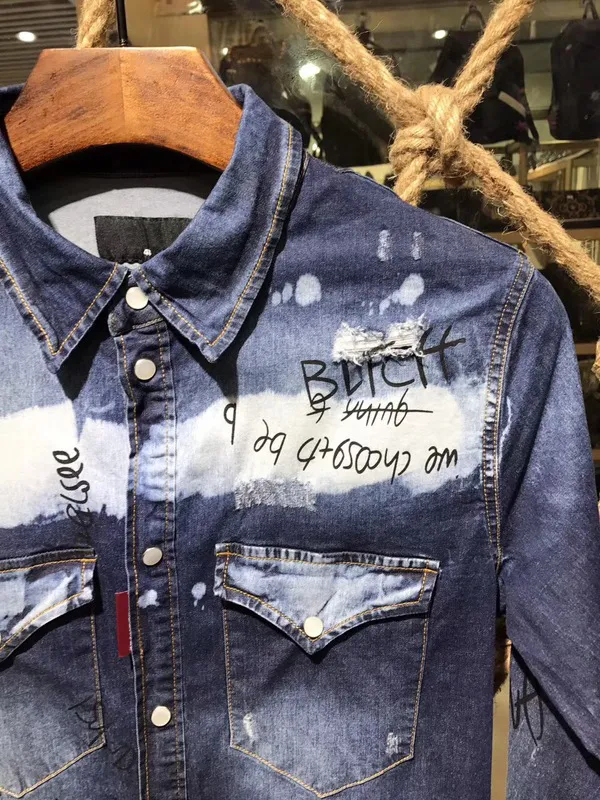 Män västerländsk lapp denimskjorta sammansatt av orolig blekt denim dramatiserade grafitti -klottring och design shirt276k