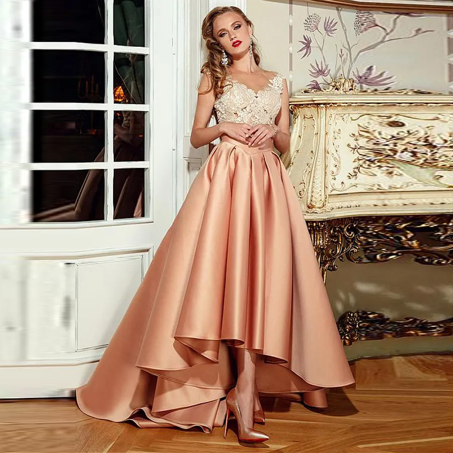 À la mode Tulle Satin Bateau Décolleté Haut Bas Robe De Bal Avec Des Appliques De Dentelle Champagne Et Orange Sexy Robes De Soirée Robe De Soirée