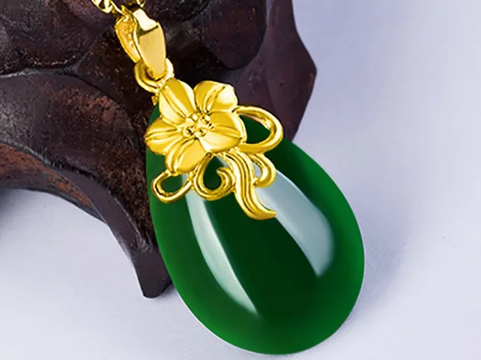 Gold set with green jade necklace As orquídeas em forma de bolha (flores desabrochando). Pingente de colar.