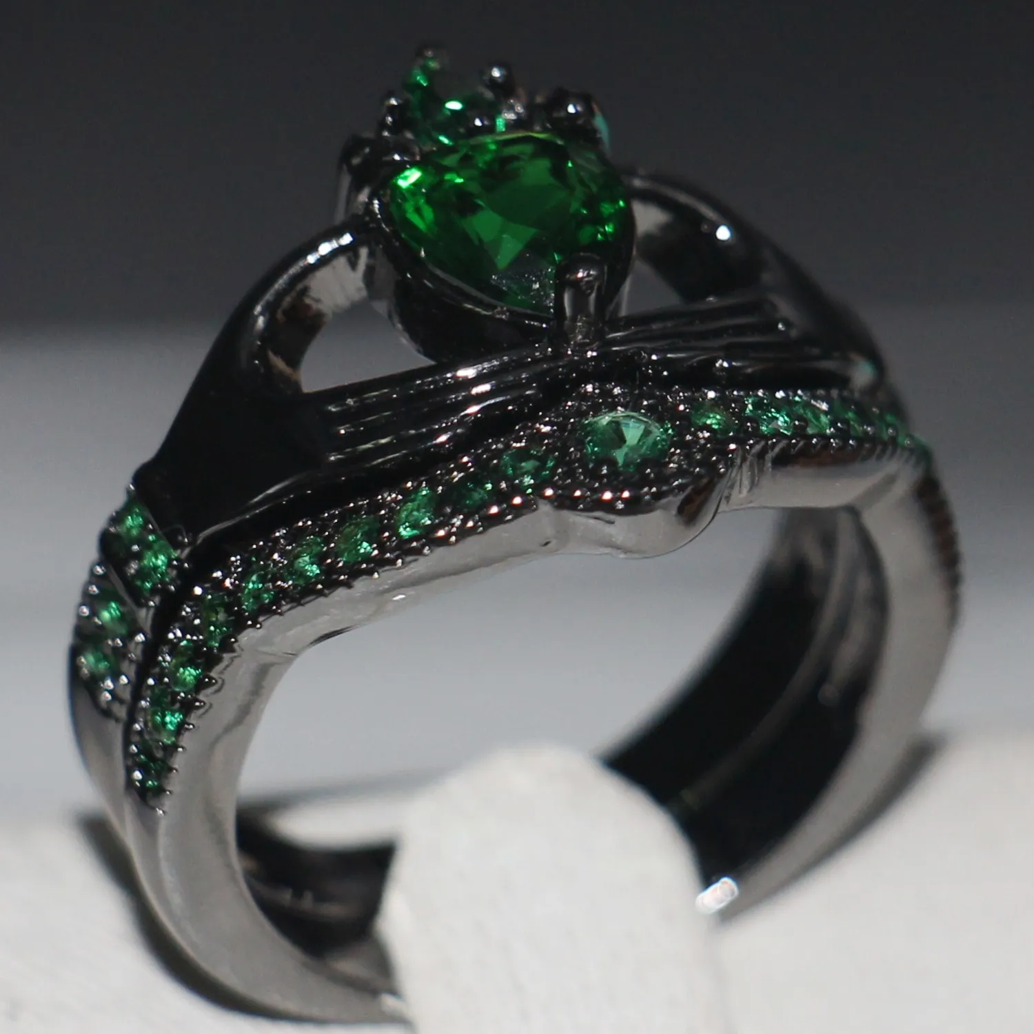 Anillo De Corazón Lleno De Oro Negro De Claddagh Con Esmeralda CZ