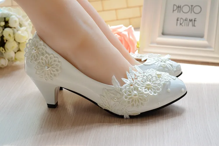 Barato Elegante Pérolas Plana Sapatos De Casamento Para A Noiva 3D Floral Appliqued Prom Saltos Altos Plus Size Dedo Apontado Lace Sapatos De Noiva