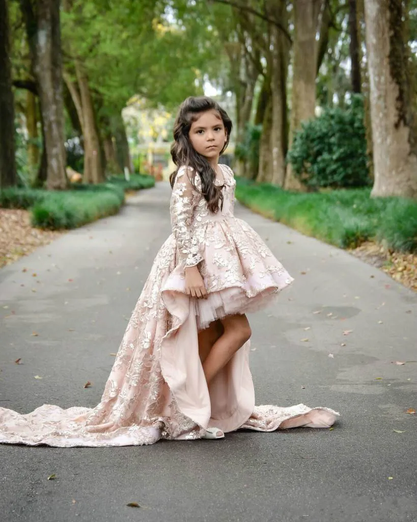 Abiti da ragazza di fiore in tulle di pizzo alto e basso adorabile treno manica lunga abito da spettacolo bambina abito da ballo ragazza economico da cerimonia