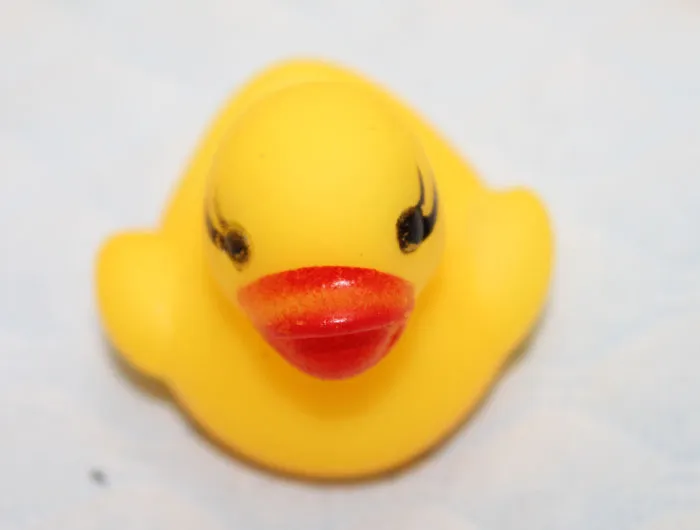 Sécurité entière bébé bain jaune canards en caoutchouc enfants jouets flottant canard bébé jouets d'eau pour la natation plage cadeau pour Kid200W8347077