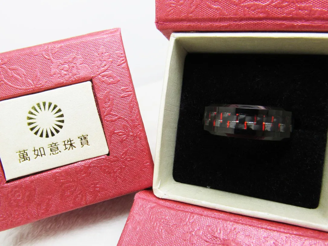 Hot Sales Mens 8mm Tungsten Carbide Ring Beveled kanter med svart och röd kolfiber Inlägg Populära och mode smycken fingerring