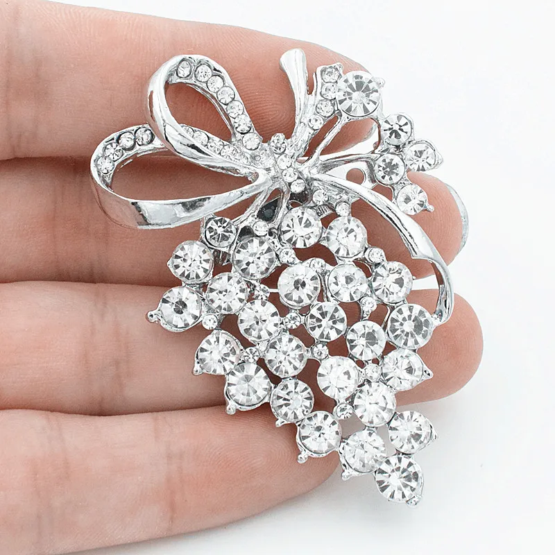 Sparlking Clear Rhinestone Crystals H￤rlig druva legering Brosch H￶gkvalitativ Diamante Lady Clothes Party Broaches Silver och guldf￤rg