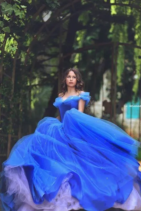Cinderela Vestidos de Baile Fora Do Ombro Plissado Azul Gelo Vestidos de Princesa Inchado Desgaste da Noite Tule Vestidos de Baile Quinceanera Especial Vestido de Baile