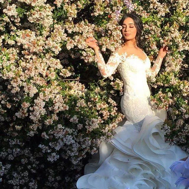 Abiti da sposa con scollatura trasparente Appliques in pizzo Abiti da sposa senza schienale a maniche lunghe Abiti da sposa lunghi con volant a cascata