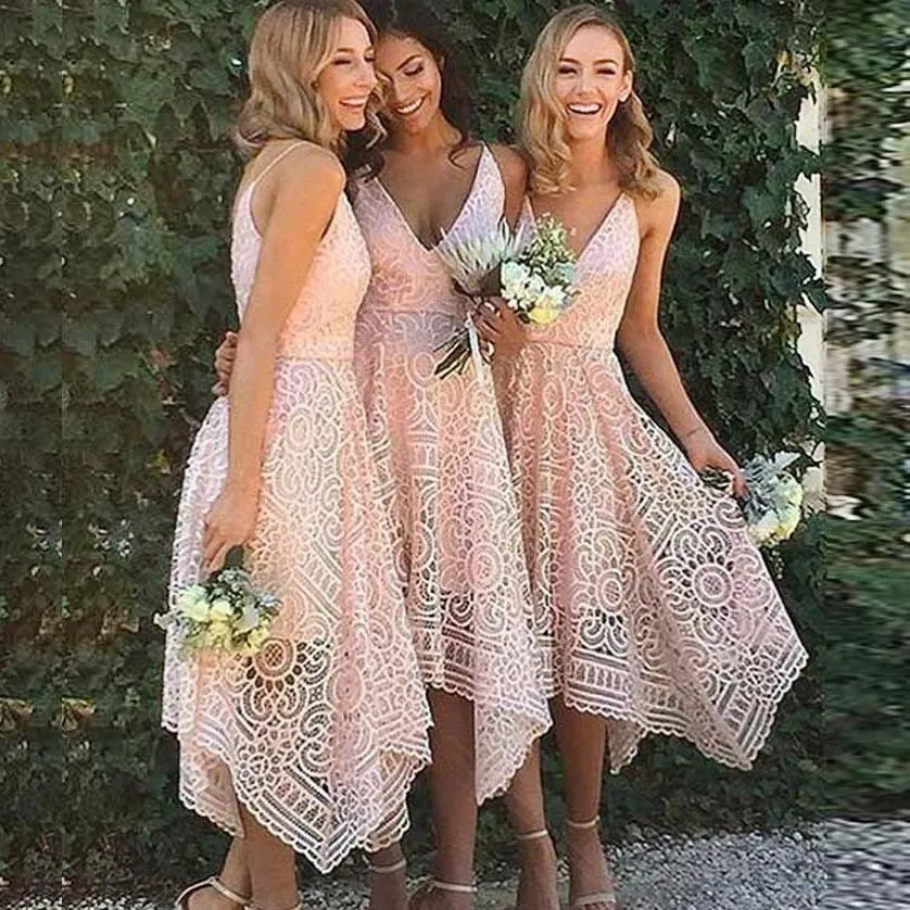 Asymetryczne wysokie nisko boho Różowy Prom Party Dresses Dark Navy V Neck Krótkie sukienki Druhna Bohemian Lace Wedding Guest Dresses Party Suknie