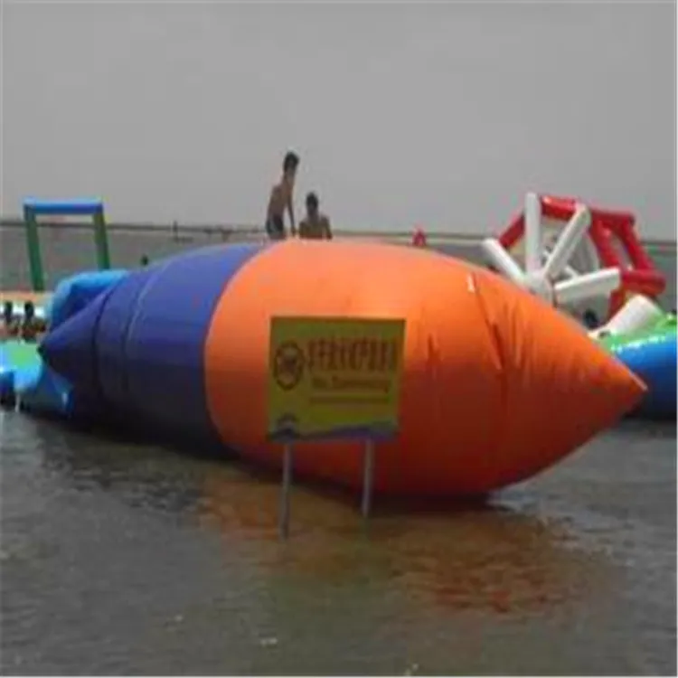 夏の水トランポリンウォーターパークで遊ぶ膨脹可能なジャンプバッグを弾く膨脹可能なバウンサーのブロブ