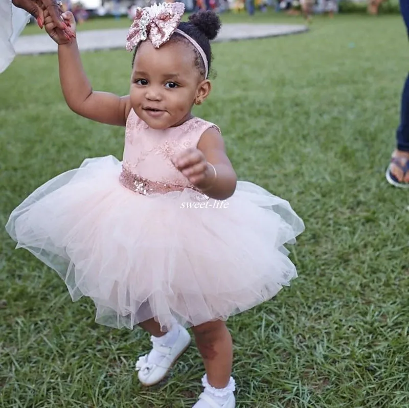 2017 bebê infantil criança blush rosa vestidos de festa de aniversário rosa de ouro lantejoulas arco tripulação pescoço chá comprimento do casamento da menina de flor vestidos de renda