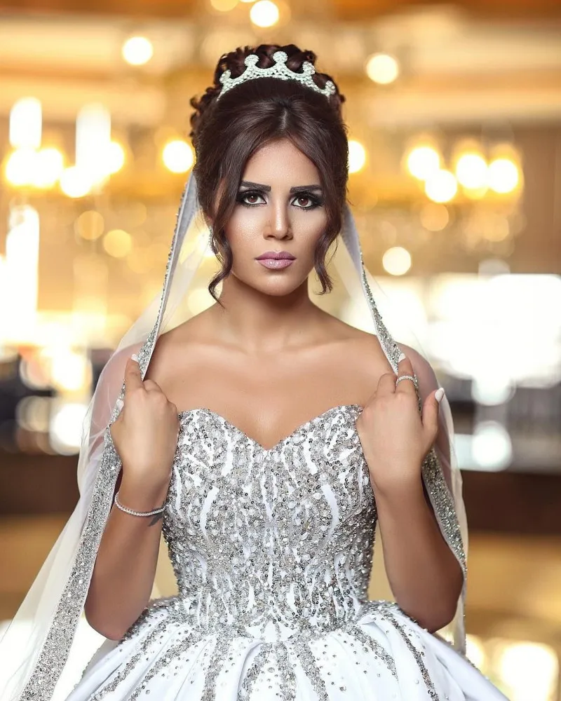 Luksusowy Bling Dubai Arabski Plus Size Suknie Ślubne Koraliki Cekiny Sweetheart Backless Sweep Pociąg Suknia Ślubna z pasującymi welonami