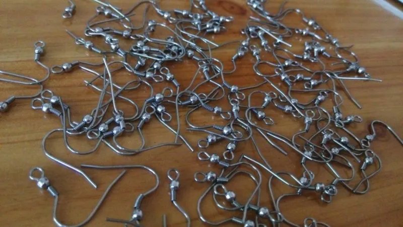 wholesale 500 pezzi di gioielli di moda che trovano ganci chirurgici per fili auricolari in acciaio inossidabile ~ con perline + risultati per orecchini a spirale tono argento fai da te