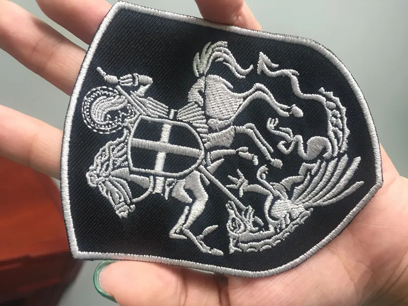 Top -Qualität Knight Warrior Shield Sticked Patch Georger auf Pferd Slay Dragon Cross Shield Christian Patch Silber Stickerei Weste Abzeichen