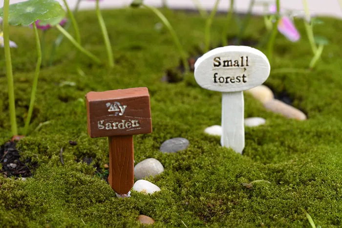 MOQ free shiping micro landscape mini guideboard for garden planting decoration in fairy garden miniature or wedding acceseries