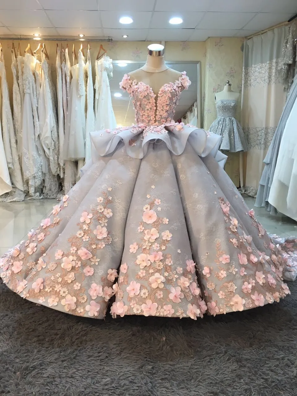 Superbe robe de bal robes de mariée à la main fleurs 3D Floral Applique Puffy princesse dentelle robes de mariée en dentelle Jupes à étages Mak Tumang Designer