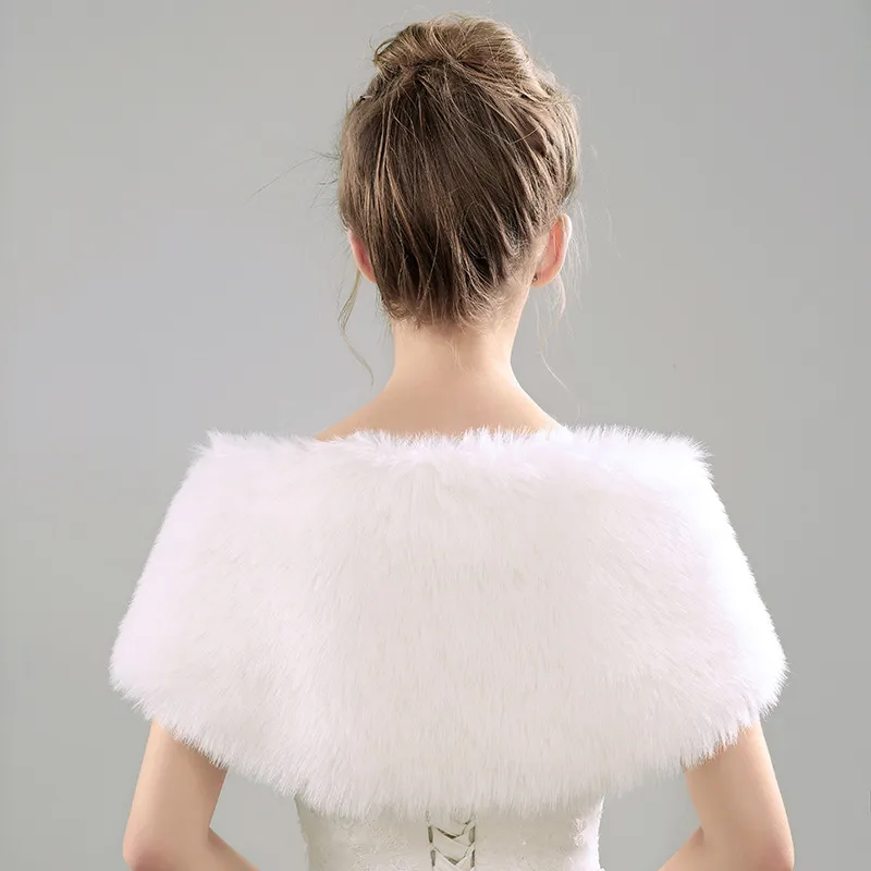 2017 Nouveau Style Veste En Fausse Fourrure Wrap Haussement D'épaules Boléro Manteau Wrap Arc Châle Cape De Mariée Mariage Châle Demoiselle D'honneur Wrap Accessoires De Mariage7573843